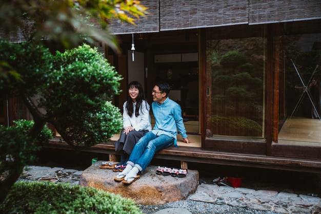 Jonge Japanse paar tijd doorbrengen in hun huis