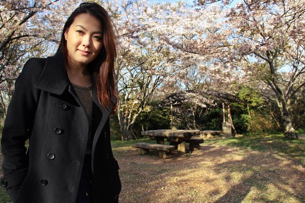 Jonge Japanse vrouw poseert in een park tijdens de lente