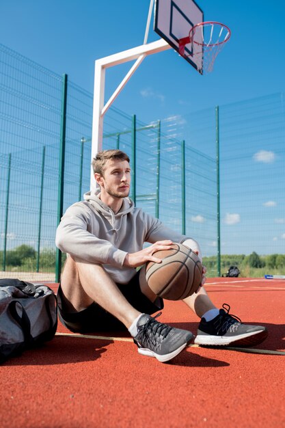 Jonge jonge man op basketbalveld