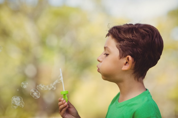 Jonge jongen bellen blazen door bubble wand