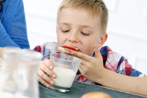 Jonge jongen bij de tafel