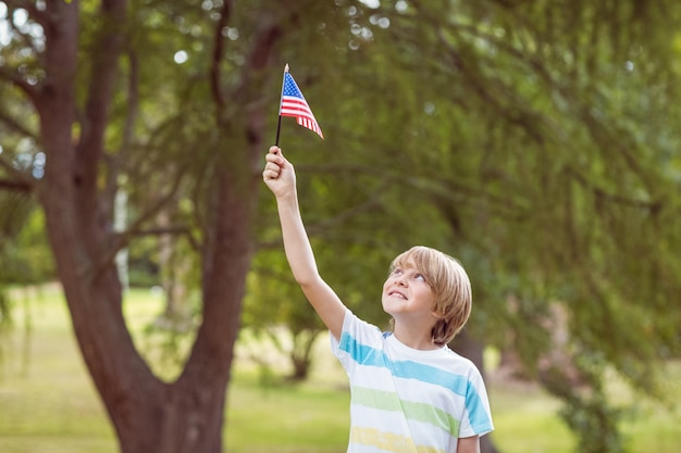 Jonge jongen die een Amerikaanse vlag houdt