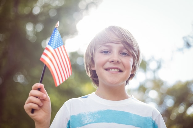 Foto jonge jongen die een amerikaanse vlag houdt