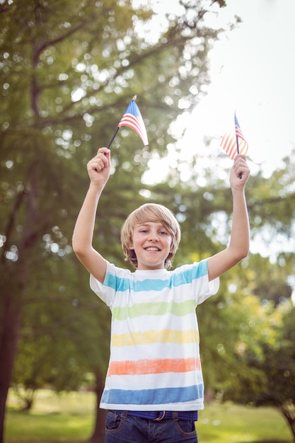 Jonge jongen die een Amerikaanse vlag houdt