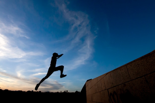 Jonge jongen die parkour uitoefent