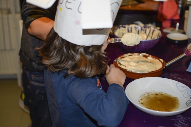 Jonge jongen die thuis een cake bakt