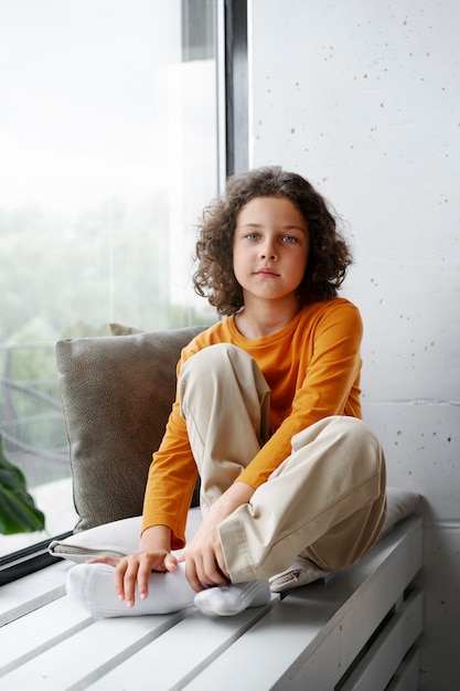 Foto jonge jongen die thuis ontspant