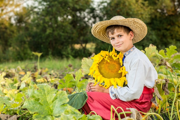 Jonge jongen die traditionele kleren van de Oekraïne draagt