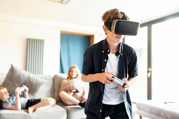 Jonge jongen die VR-game thuis speelt