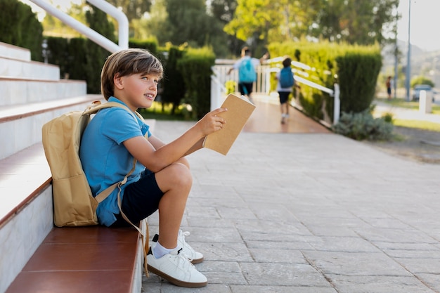 Foto jonge jongen die weer naar school gaat