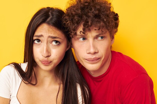 Jonge jongen en meisje knuffelen samen capriolen geïsoleerde achtergrond ongewijzigd