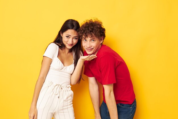 Jonge jongen en meisje samen poseren emoties close-up gele achtergrond ongewijzigd