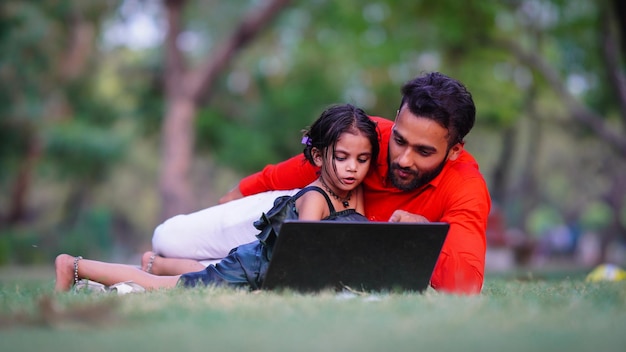 Jonge jongen en schattig meisje met laptop Indiase afkomst studeren