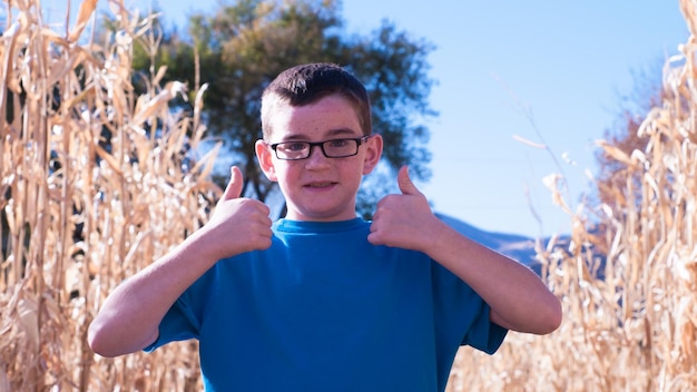 Jonge jongen in cornfield-doolhof.