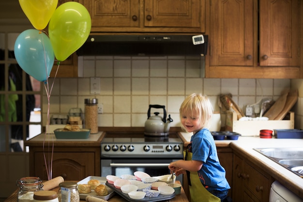 Jonge jongen in de keuken