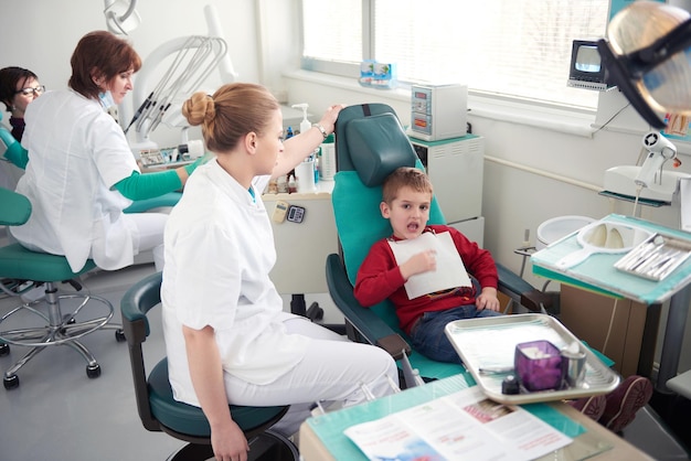 Jonge jongen in een tandheelkundige chirurgie tanden chech