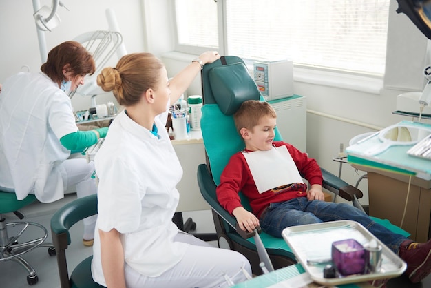 Jonge jongen in een tandheelkundige chirurgie tanden chech