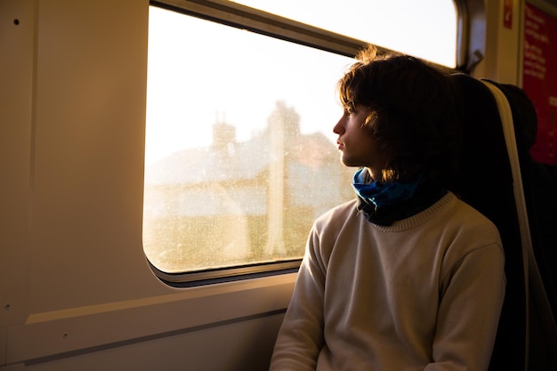 Foto jonge jongen in een trein