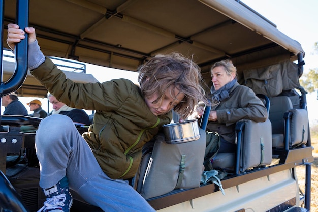 Jonge jongen in safarivoertuigOkavango Delta Botswana