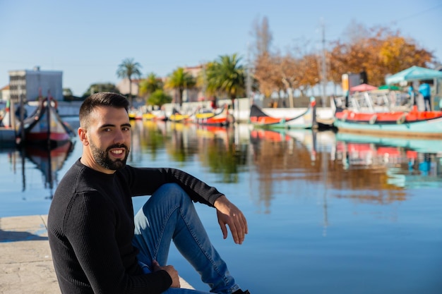 Jonge jongen lacht tijdens een bezoek aan Aveiro op een zonnige dag Portugal