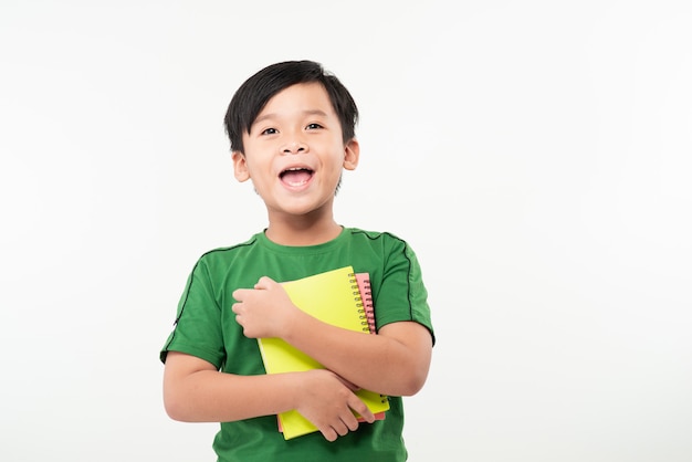 Jonge jongen met boeken over het wit