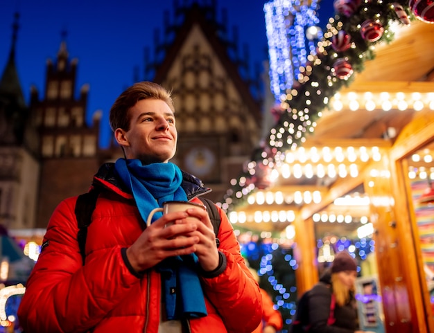 Jonge jongen met drank op Kerstmismarkt in Wroclaw, Polen