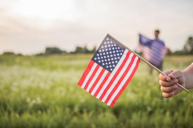 Jonge jongen met een Amerikaanse vlag in zijn hand