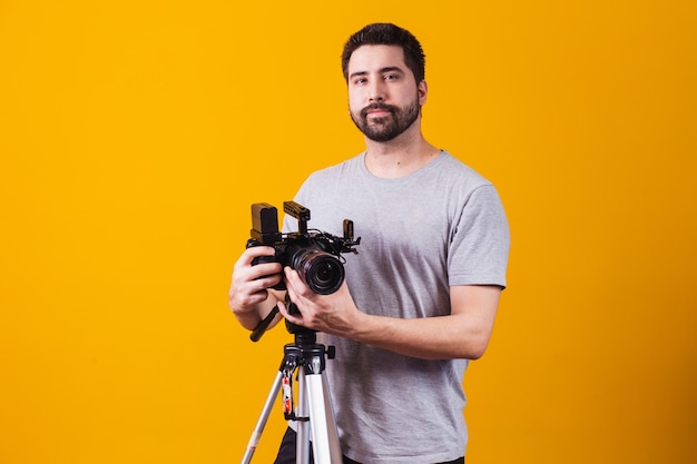 Jonge jongen met een cinematografische camera. Filmregisseur