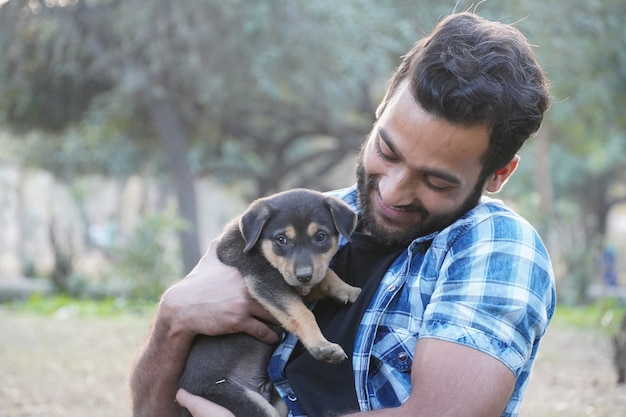 Jonge jongen met een schattige puppy in park