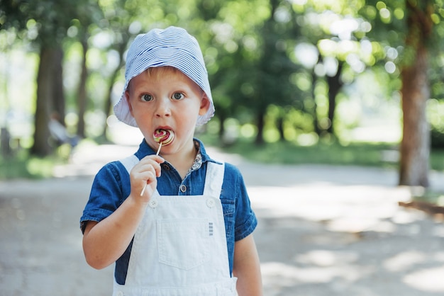 Jonge jongen met kleurrijke lollipop