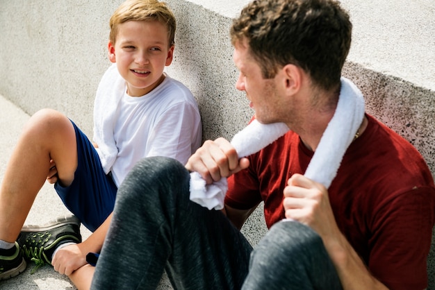 Jonge jongen met zijn bokstrainer