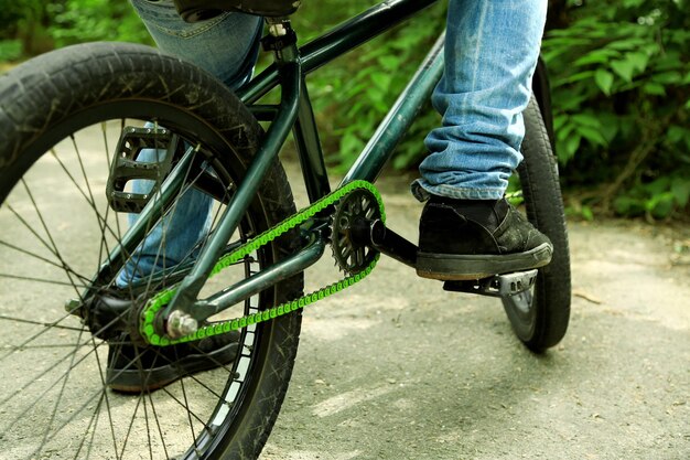 Jonge jongen op bmx-fiets bij park