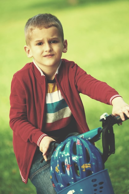 Jonge jongen op de fiets bij Park