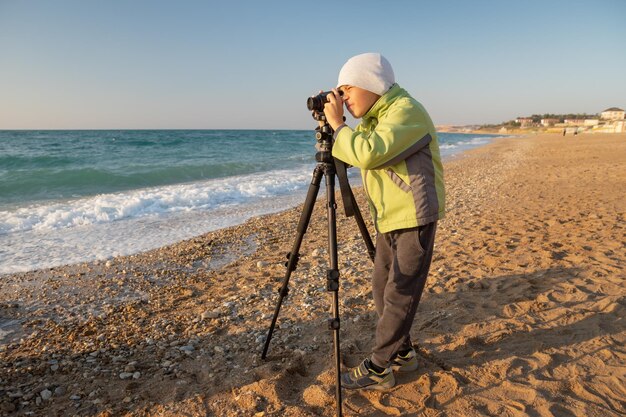 Jonge jongen probeert fotografie te leren