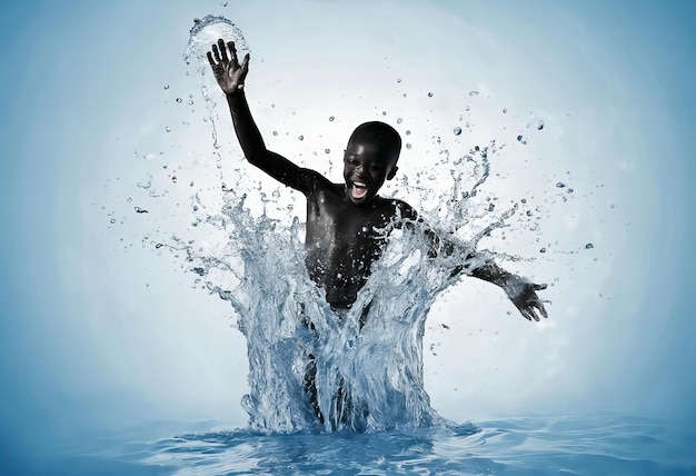 Jonge jongen speelt in het water, spat rond en heeft plezier.