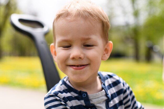 Jonge jongen speelt met speelgoedauto