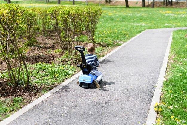 Jonge jongen speelt met speelgoedauto