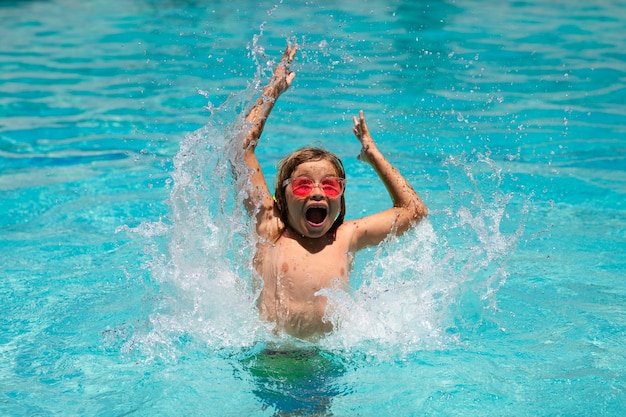 Jonge jongen zwemt in zwembad kind jongen rust in zwembad