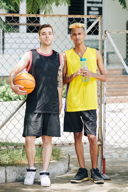 Jonge jongens spelen basketbal
