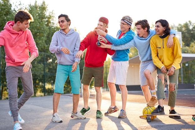 Jonge jongens vermaken zich buiten in de sport speeltuin