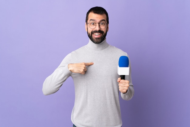 Jonge journalistenmens over geïsoleerde muur