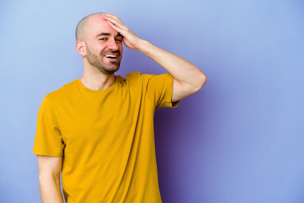 Jonge kale man geïsoleerde muur lachen gelukkige, zorgeloze, natuurlijke emotie