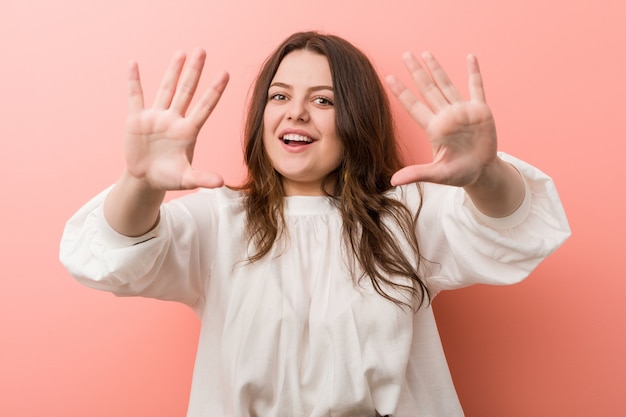 Jonge Kaukasische bochtige vrouw status