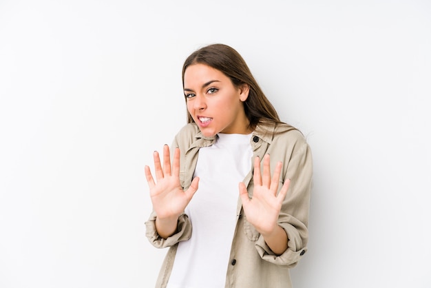 Jonge Kaukasische geïsoleerde vrouw het verwerpen van iemand die een gebaar van afschuw toont.