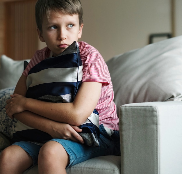 Jonge Kaukasische jongen met gestresste emotie