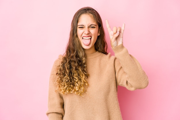 Jonge Kaukasische leuke vrouw die geïsoleerde emoties uitdrukken