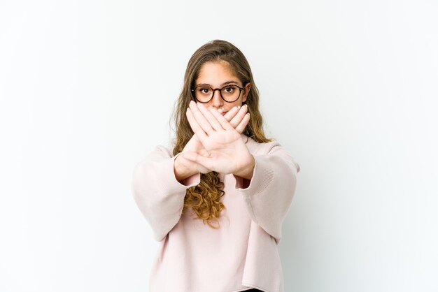 Jonge Kaukasische leuke vrouw geïsoleerd