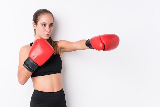 Jonge Kaukasische sportieve vrouw boksen