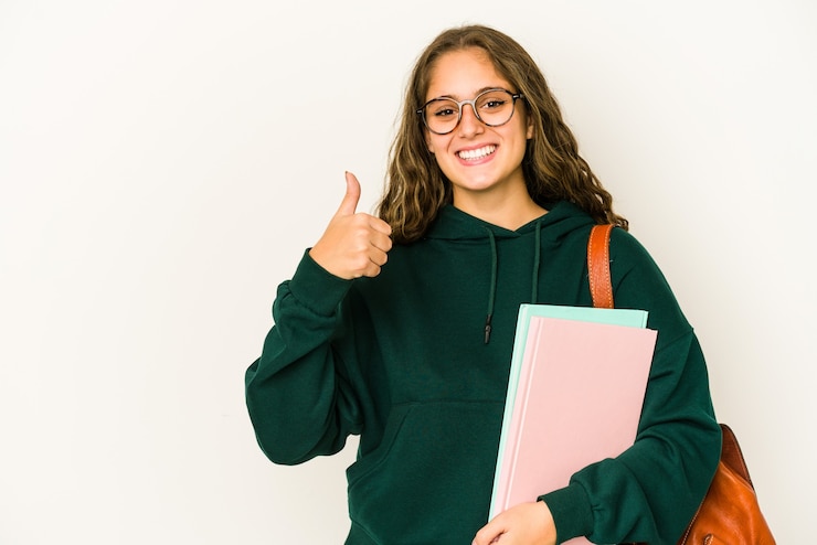 Foto jonge kaukasische studentenvrouw die en duim glimlacht opheft
