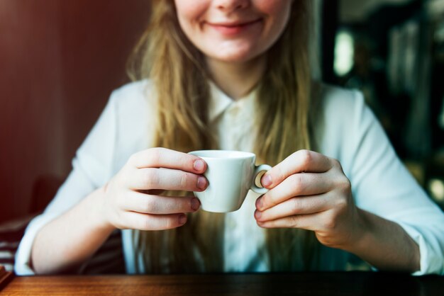 Jonge Kaukasische vrouw bij een koffiewinkel